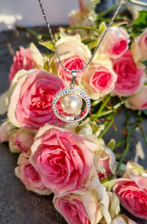 Halskette mit Perlenanhänger & drehbarem Swarovski® Kristallkreis Weiß - handgefertigt