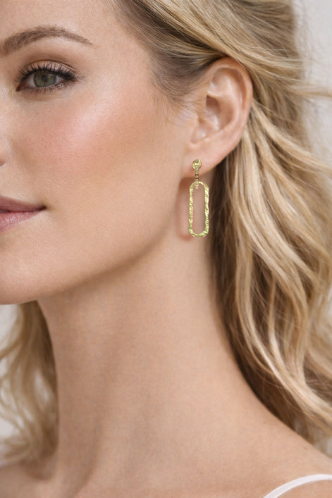 Créoles dorées – avec pendentif géométrique et strass verts