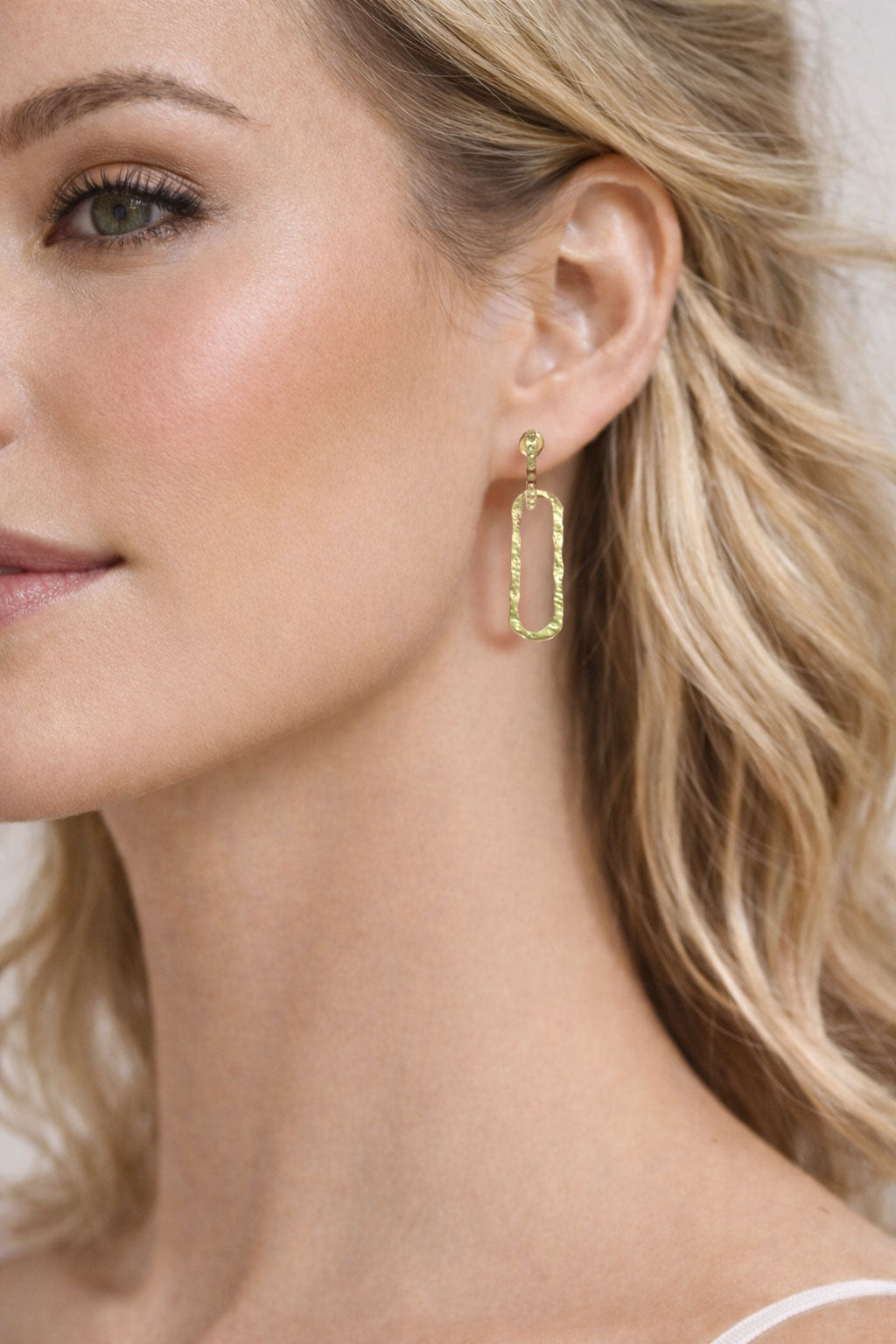 Créoles dorées – avec pendentif géométrique et strass verts