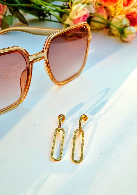 Créoles dorées – avec pendentif géométrique et strass verts