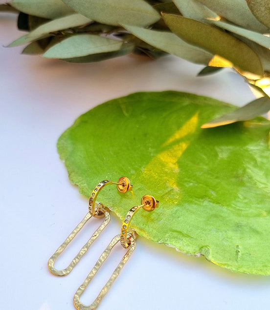 Créoles dorées – avec pendentif géométrique et strass verts