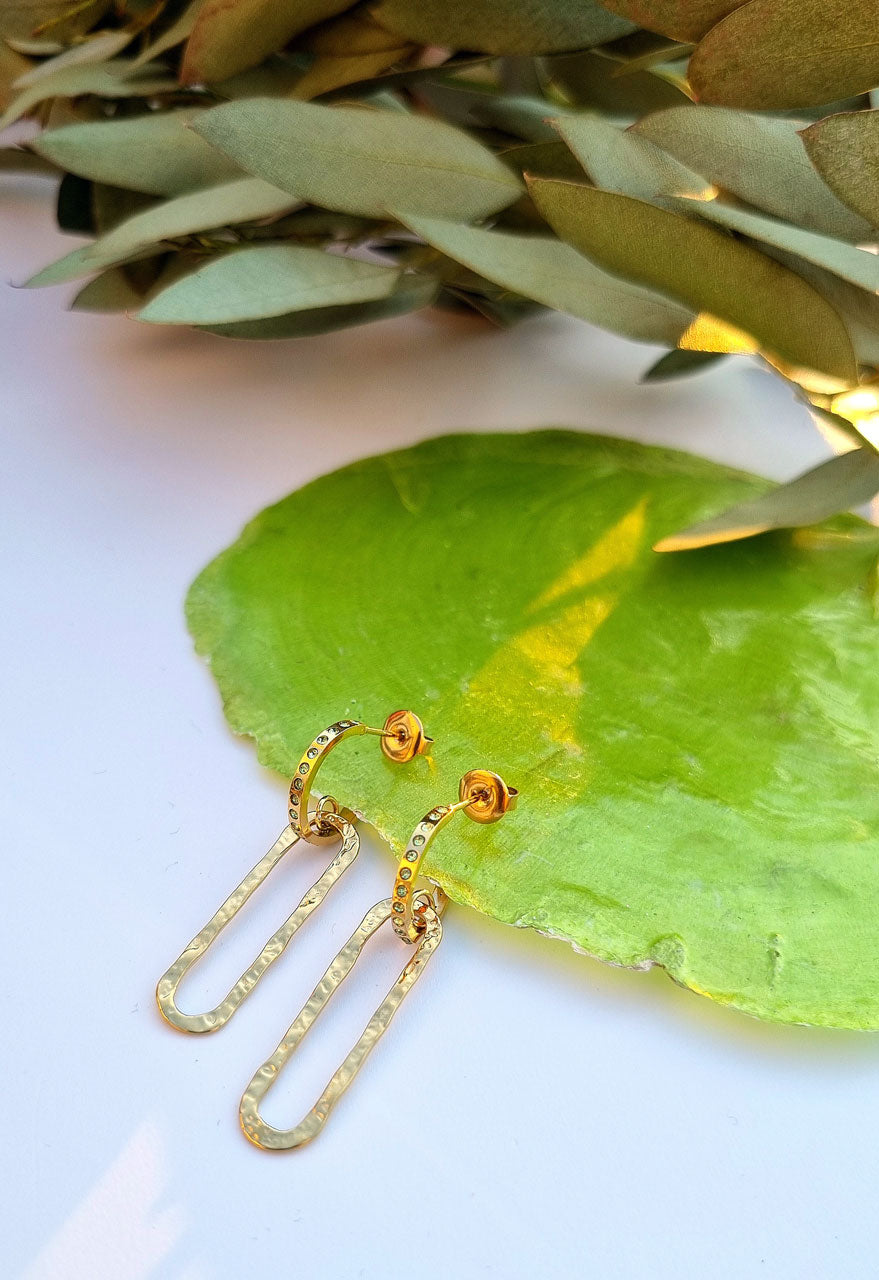 Créoles dorées – avec pendentif géométrique et strass verts