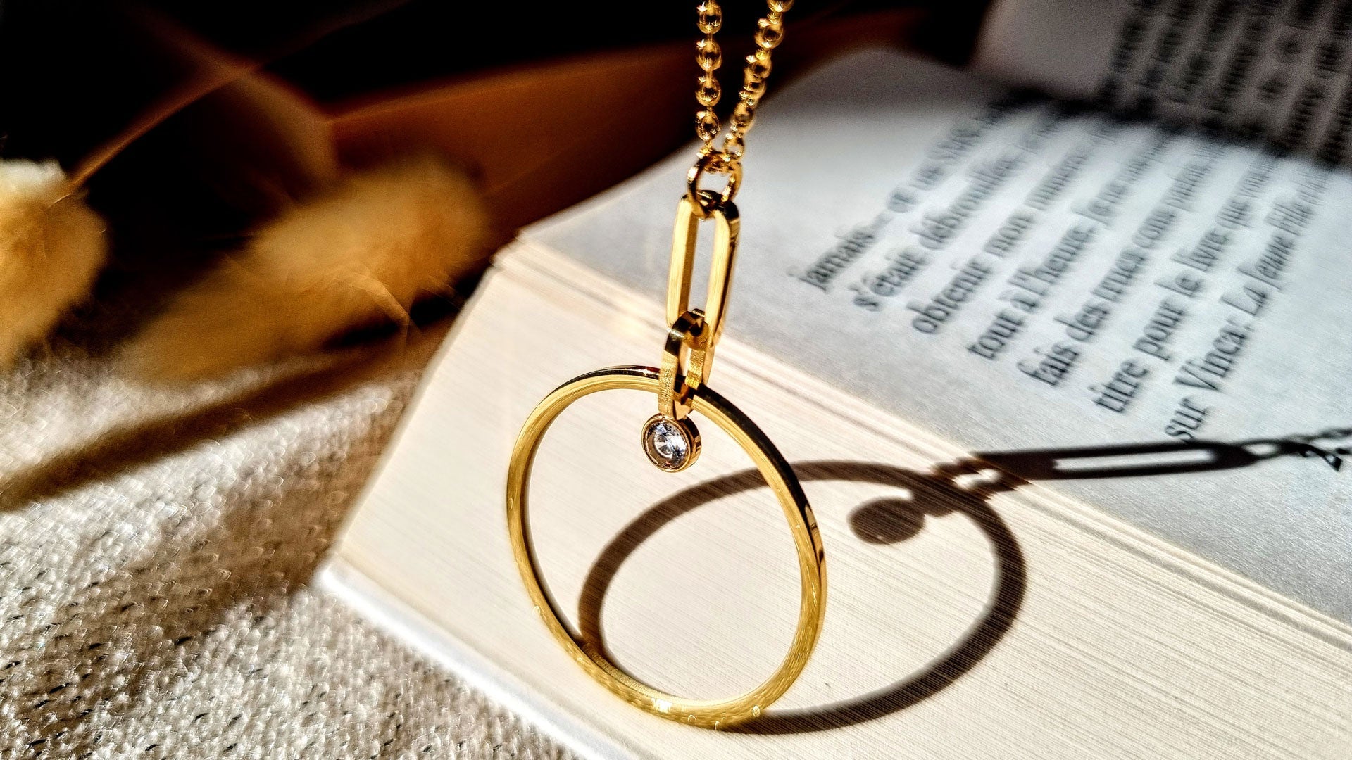 Halskette Goldfarben mit Ringanhänger und Strassstein