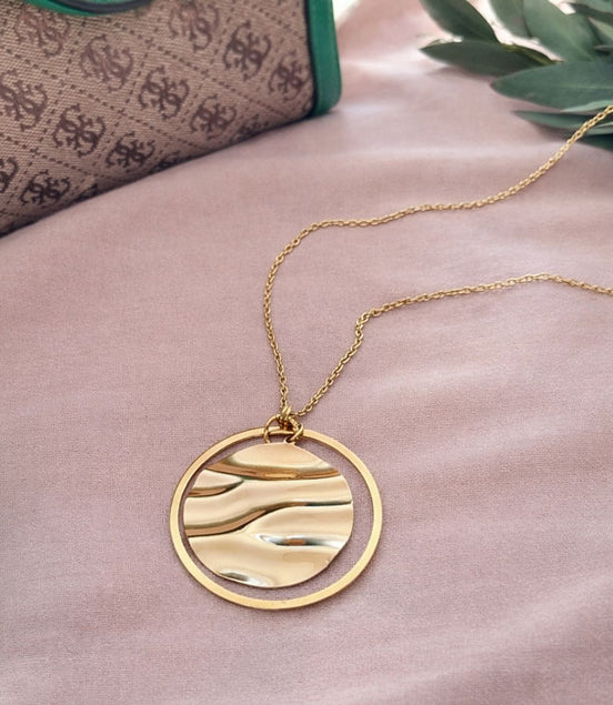 Long collier doré – avec anneau et pendentif ondulé effet miroir