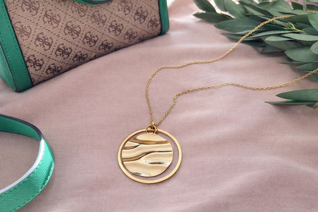 Lange Halskette Goldfarben – mit Ring & gewelltem Anhänger in Spiegeloptik