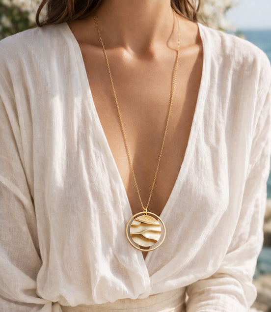Long collier doré – avec anneau et pendentif ondulé effet miroir