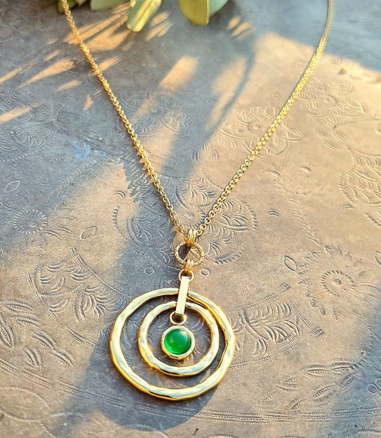 Collier long, doré – avec anneaux texturés et perle d'agate verte