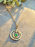 Collier long, doré – avec anneaux texturés et perle d'agate verte