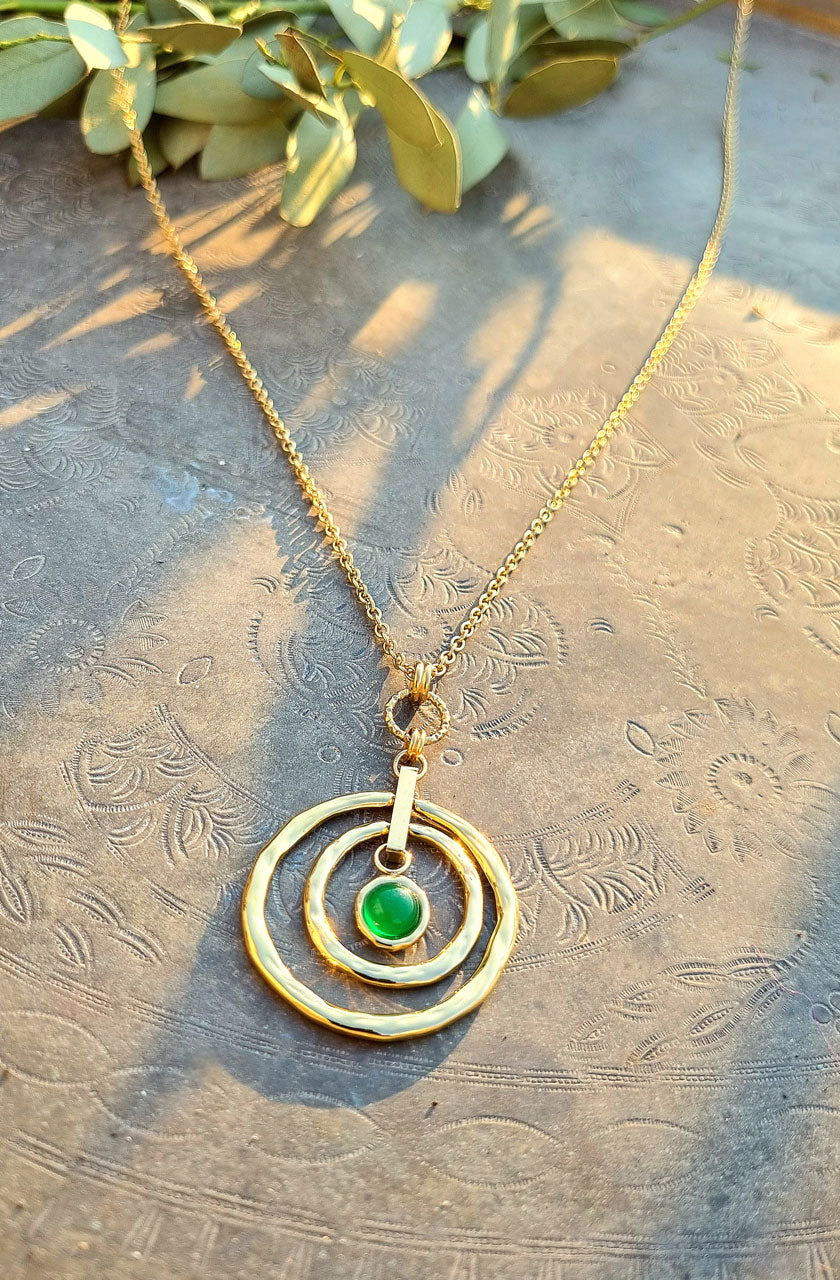Collier long, doré – avec anneaux texturés et perle d'agate verte