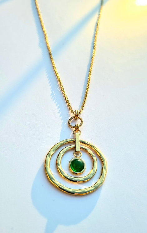 Collier long, doré – avec anneaux texturés et perle d'agate verte