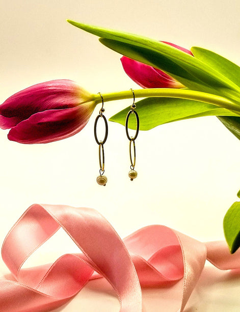 Hängende Ohrringe Goldfarben – mit ovalen Elementen & Süßwasserperle