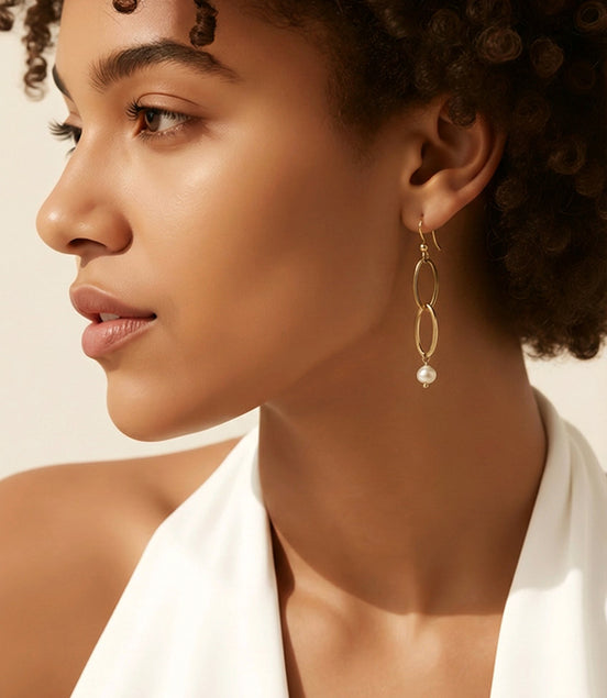Hängende Ohrringe Goldfarben – mit ovalen Elementen & Süßwasserperle