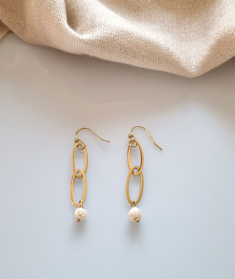 Hängende Ohrringe Goldfarben – mit ovalen Elementen & Süßwasserperle