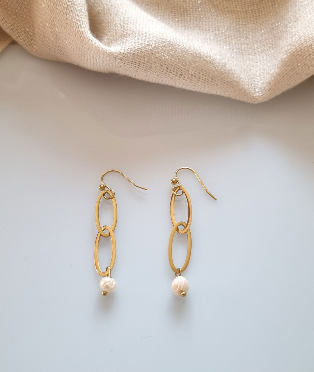 Hängende Ohrringe Goldfarben – mit ovalen Elementen & Süßwasserperle
