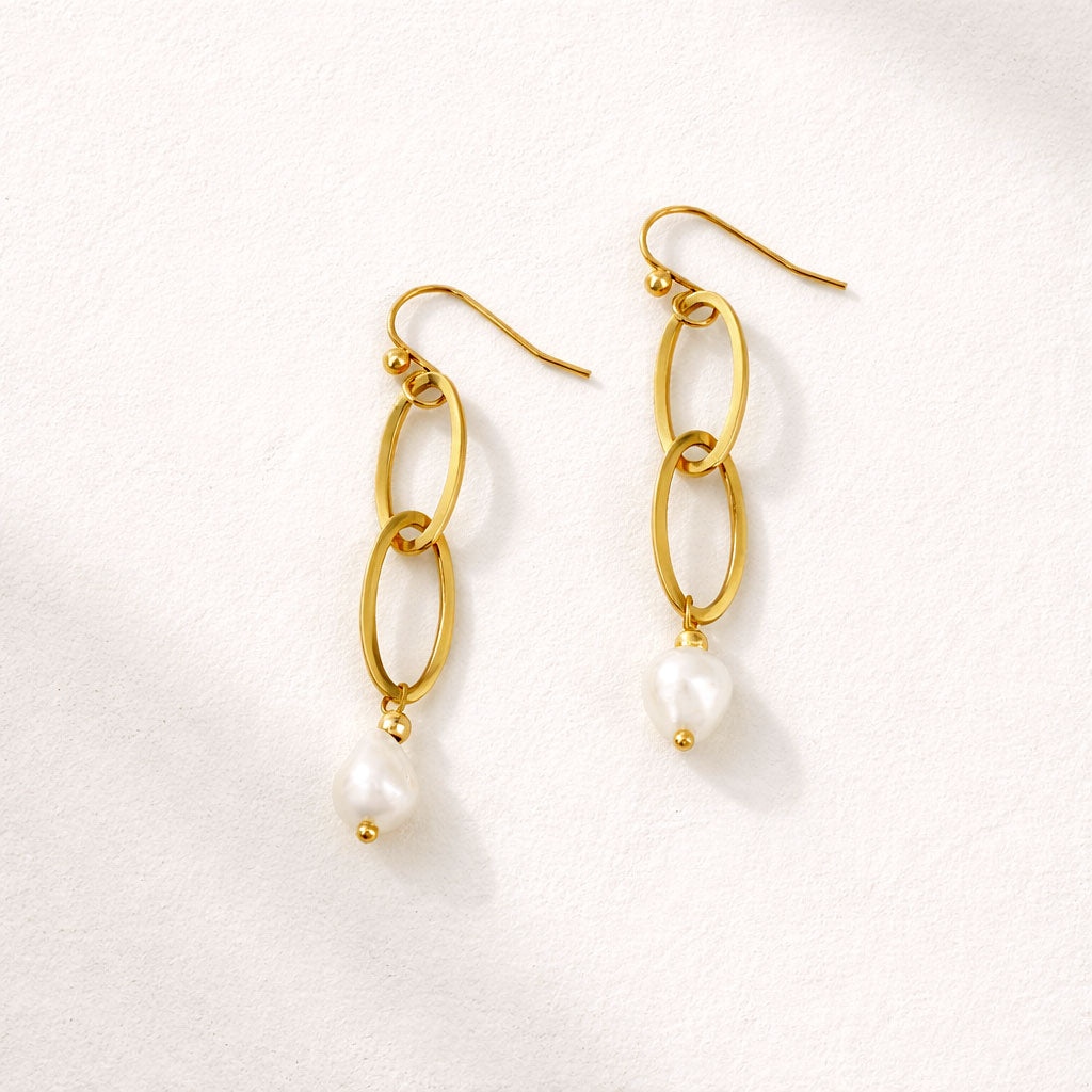 Hängende Ohrringe Goldfarben – mit ovalen Elementen & Süßwasserperle