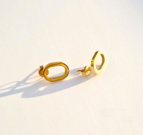 Ohrstecker in ovaler Form aus Edelstahl goldfarben