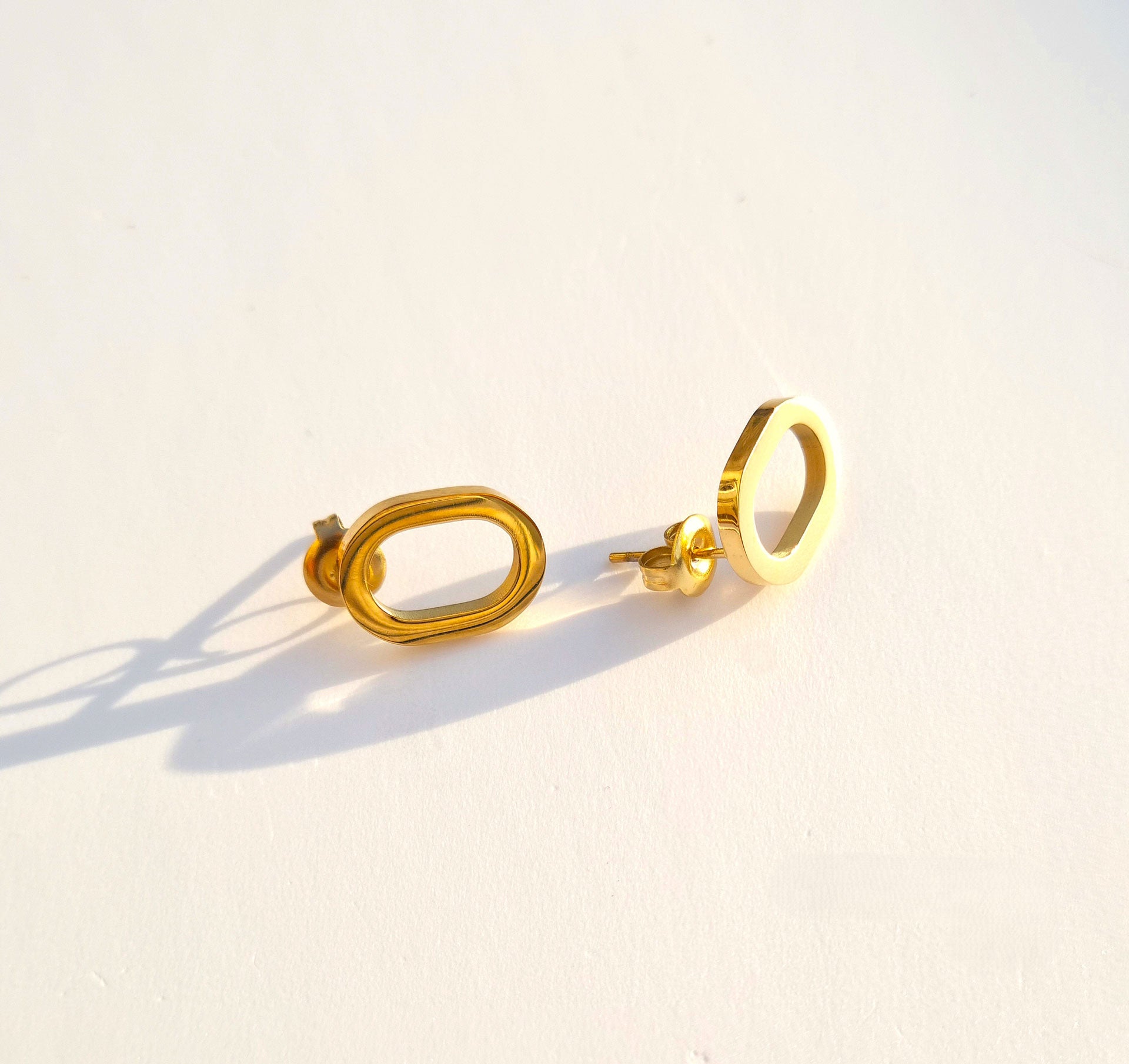 Ohrstecker in ovaler Form aus Edelstahl goldfarben