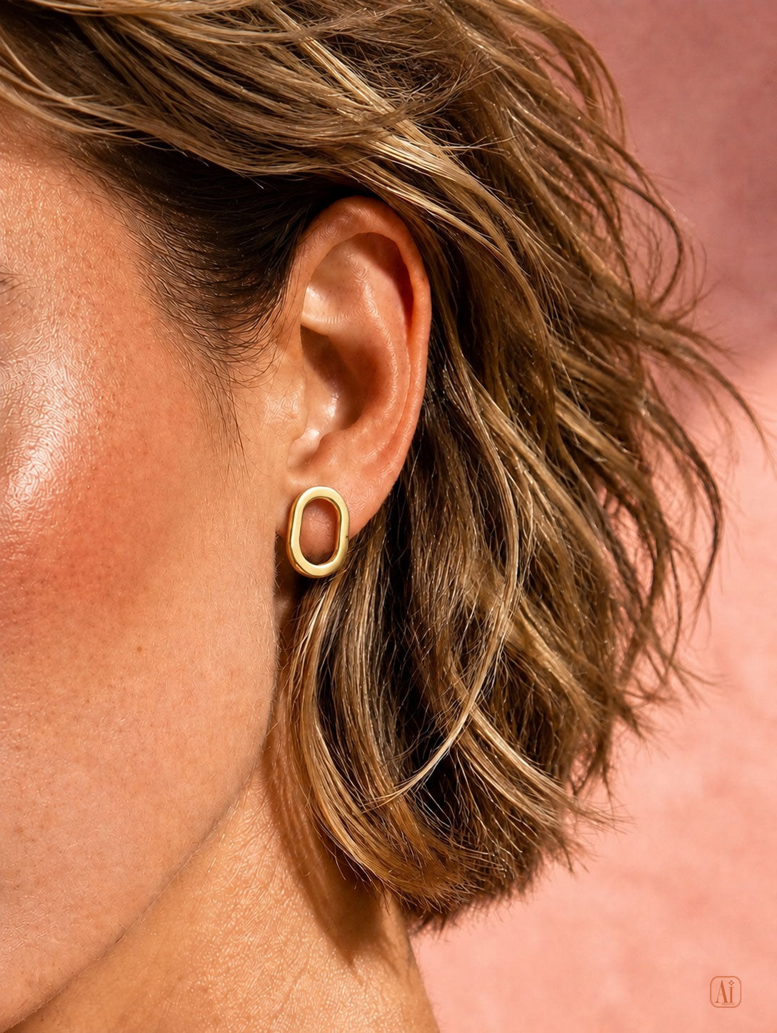 Ohrstecker in ovaler Form aus Edelstahl goldfarben