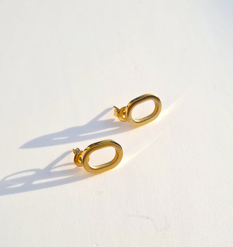 Ohrstecker in ovaler Form aus Edelstahl goldfarben