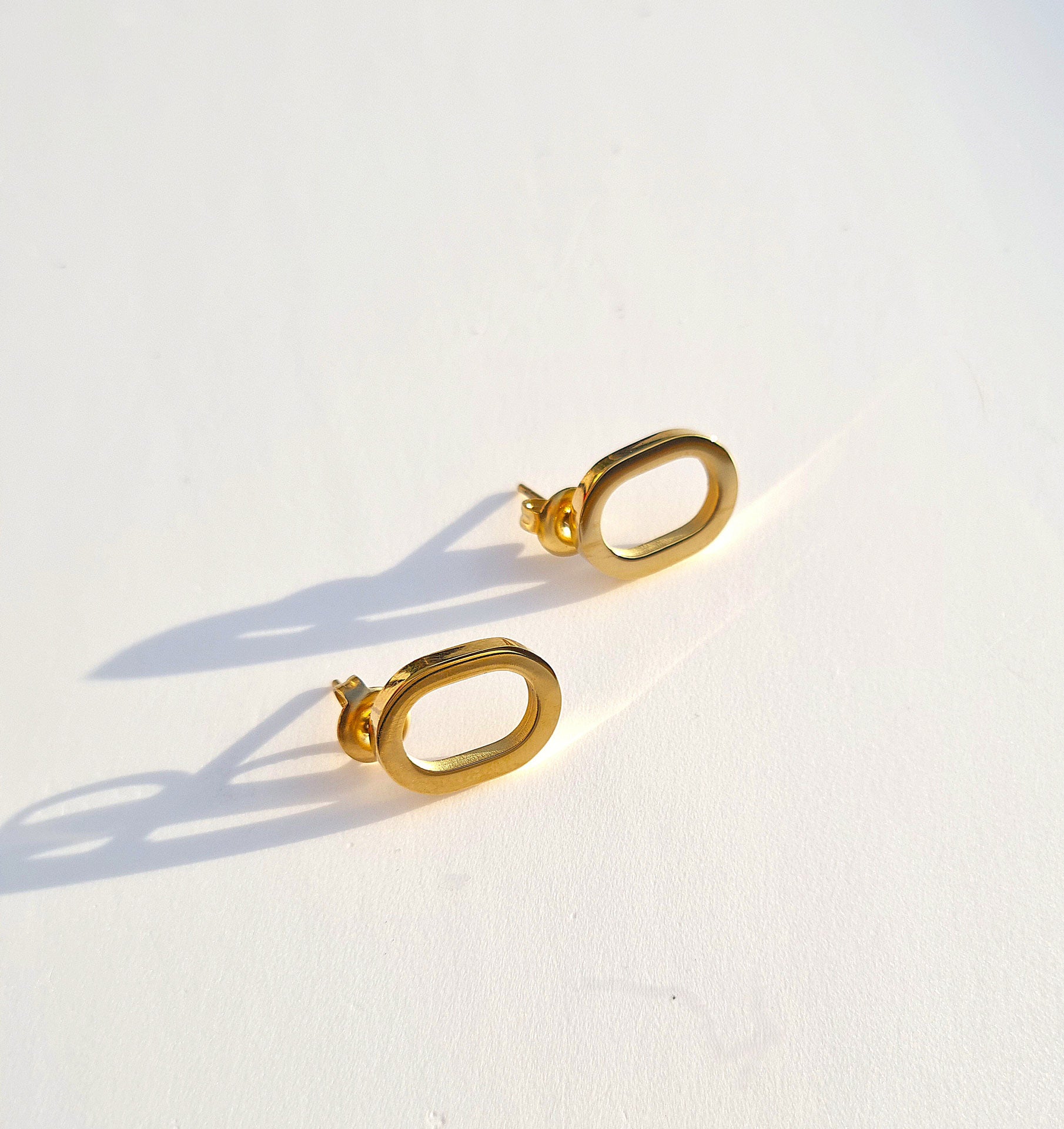 Ohrstecker in ovaler Form aus Edelstahl goldfarben