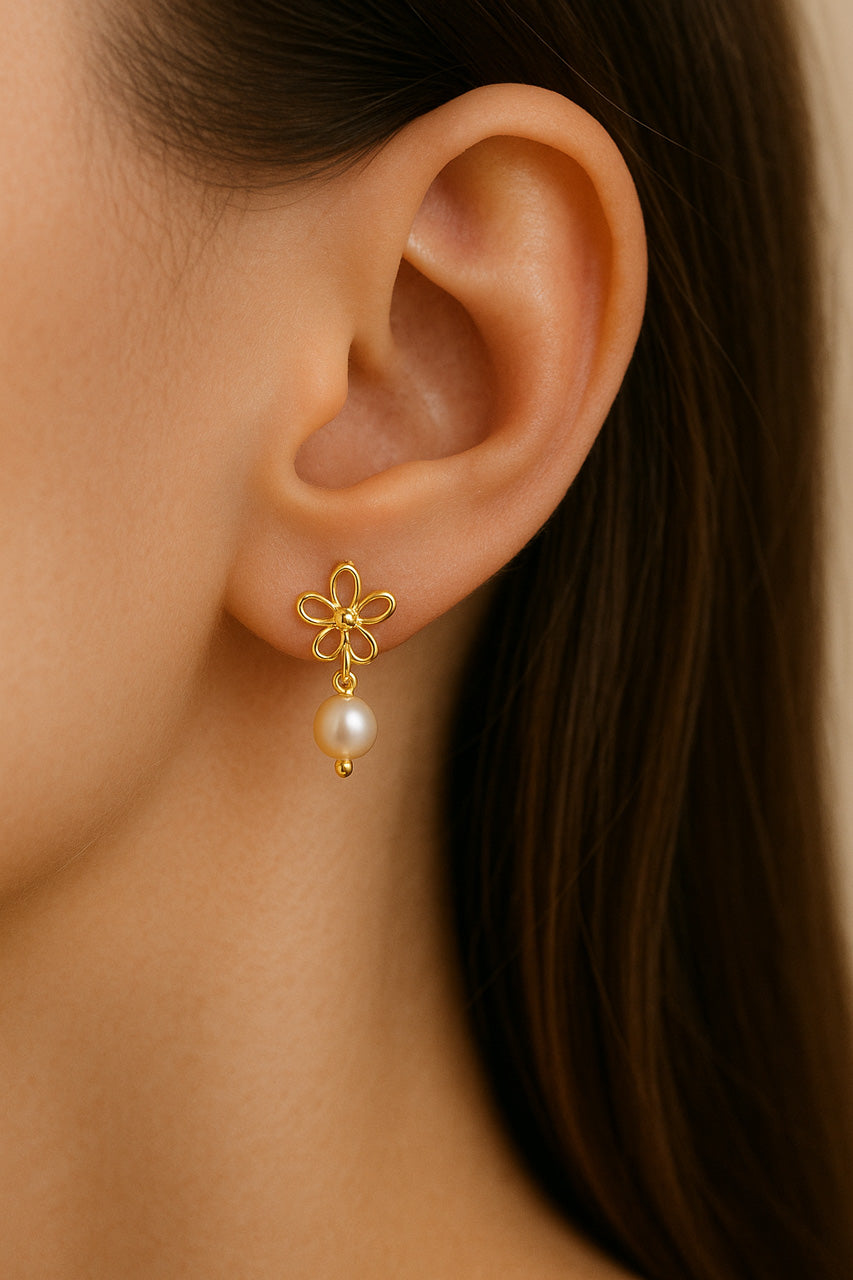 Ohrstecker mit Blumenanhänger & Süßwasserperle