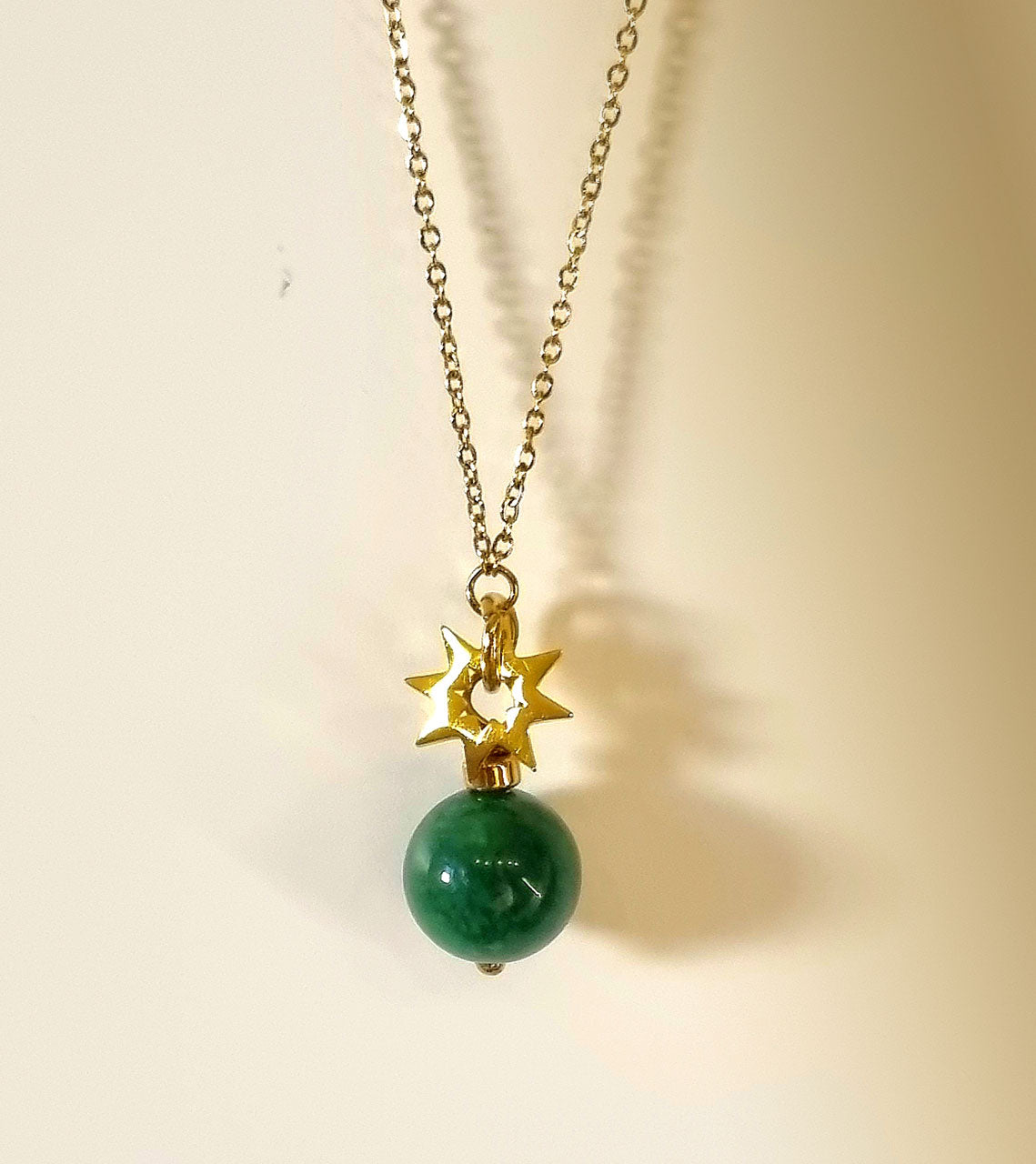 Collier avec pierre naturelle et soleil doré
