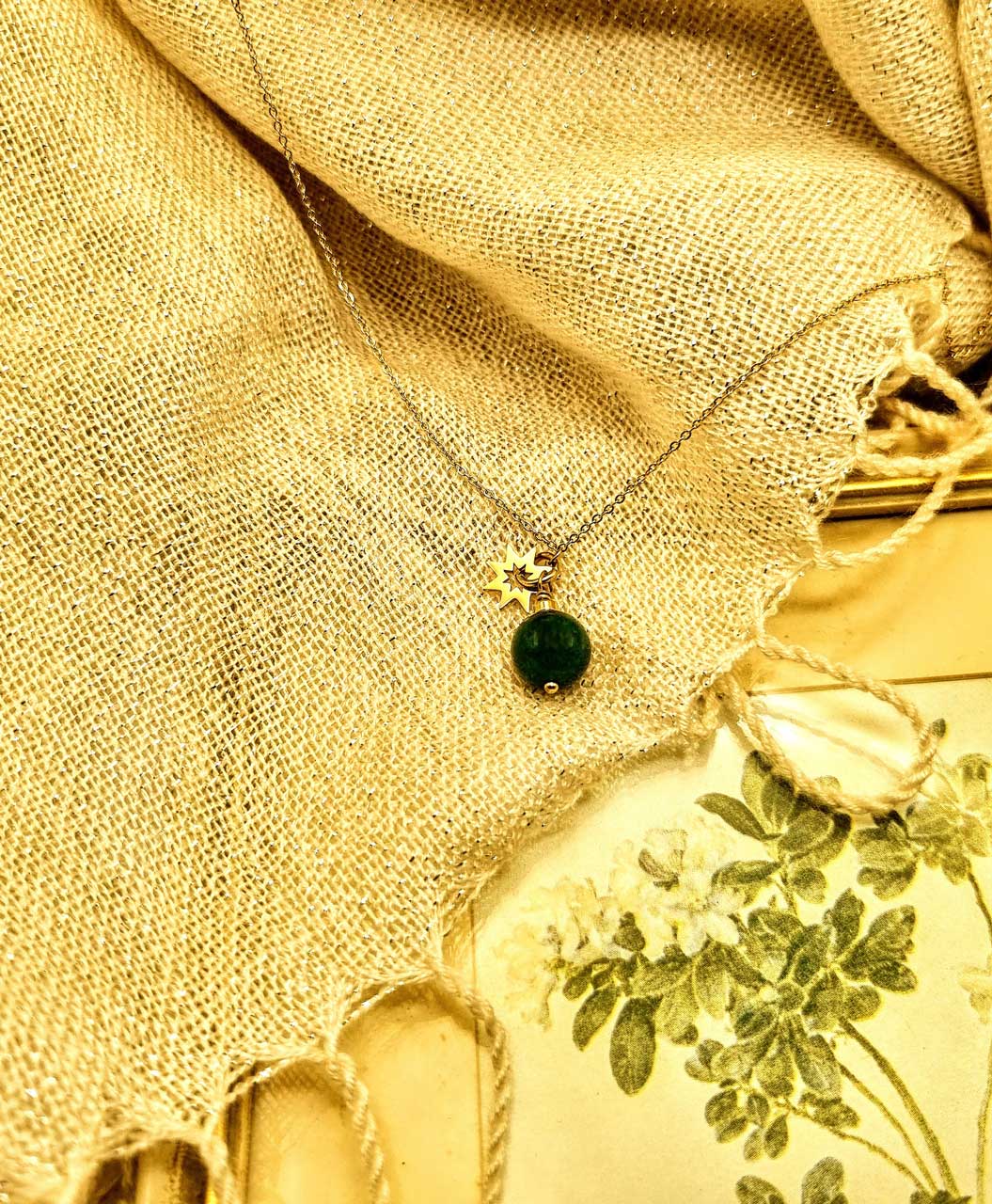 Collier avec pierre naturelle et soleil doré