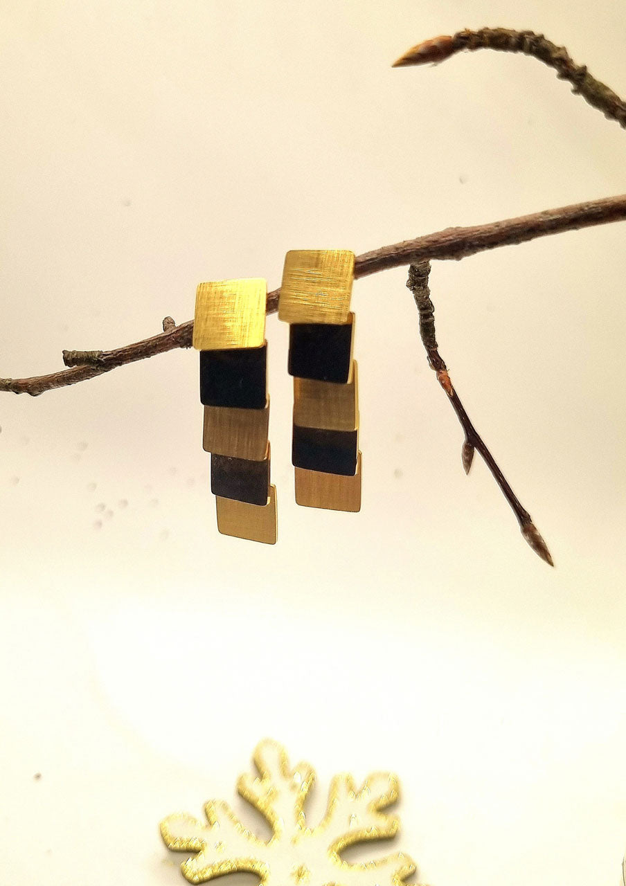 Ohrhänger gold quadratisch mit gebürsteter Oberfläche – Edelstahl