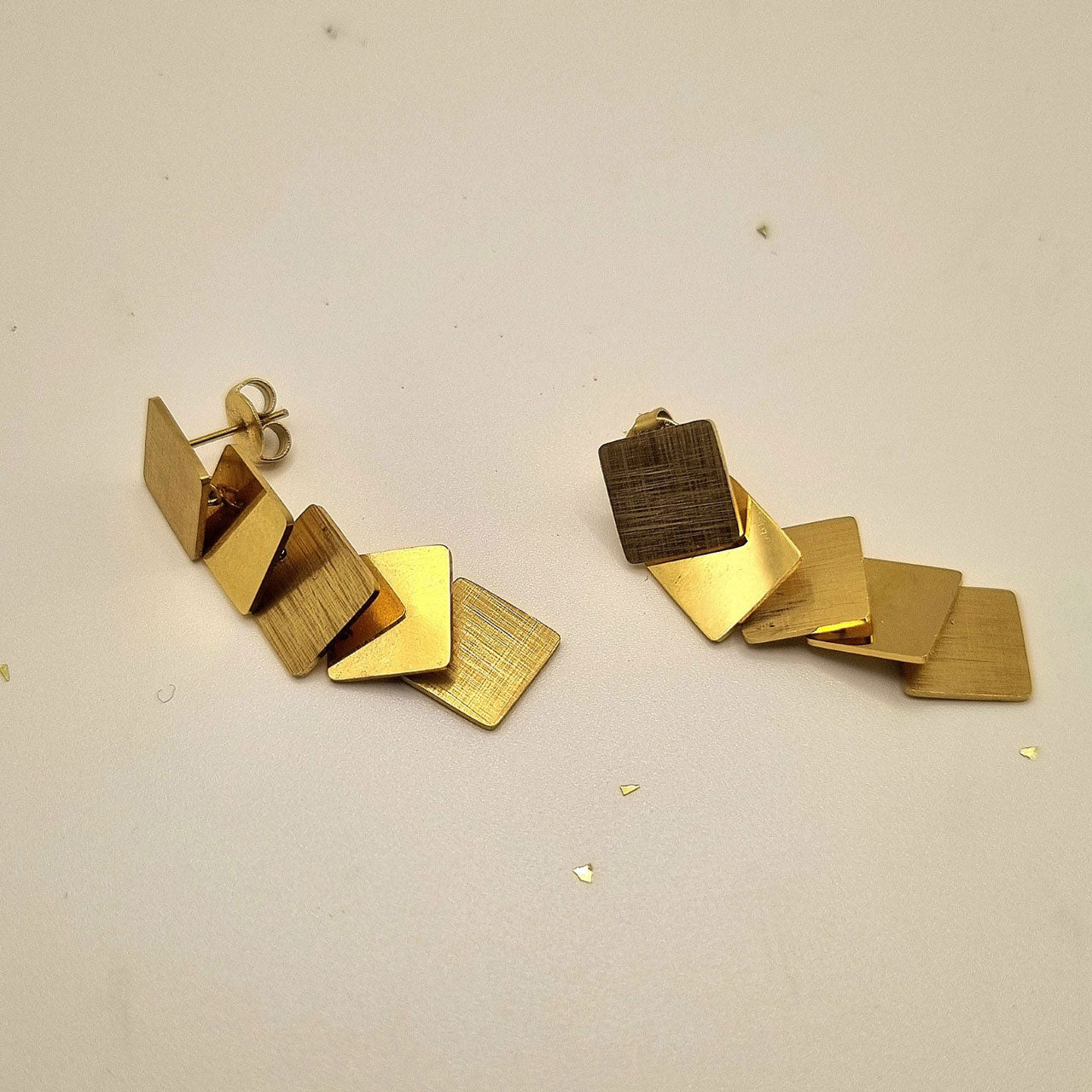 Ohrhänger gold quadratisch mit gebürsteter Oberfläche – Edelstahl