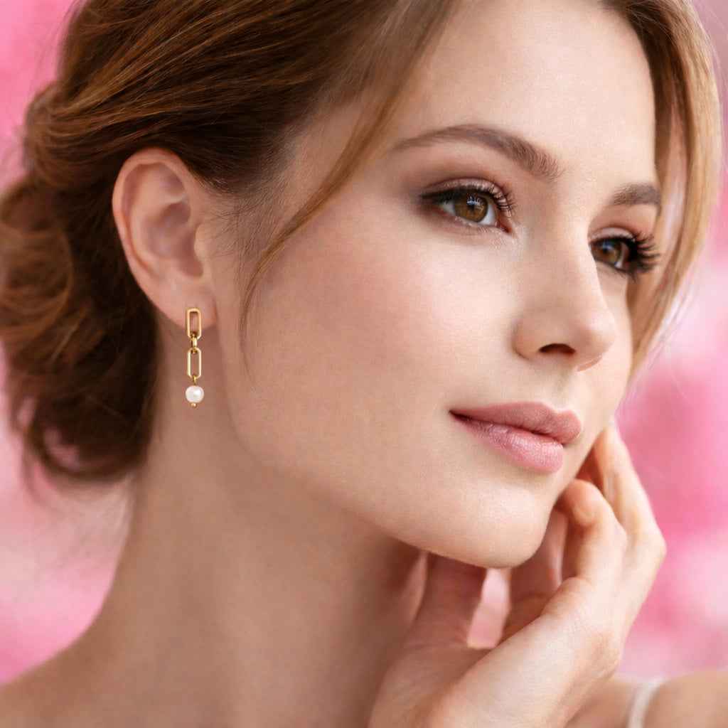 Hängende Ohrstecker Goldfarben – mit Süßwasserperle