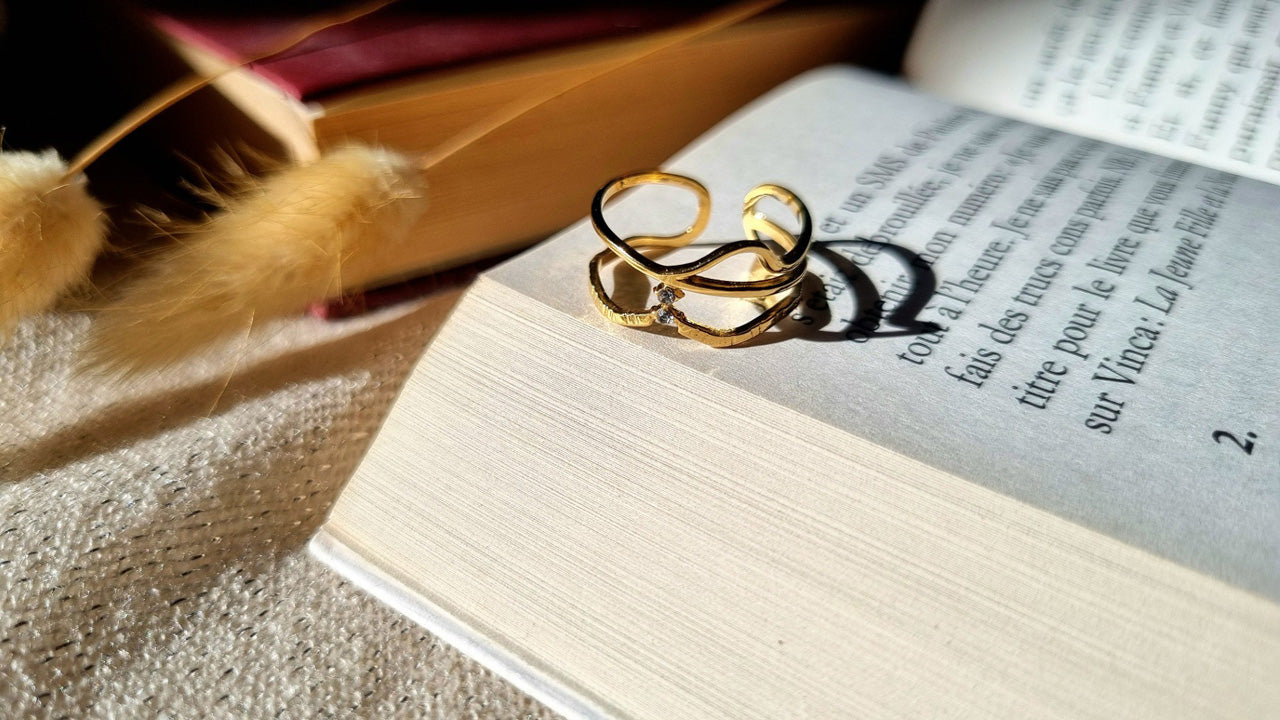 Ring, goldfarben mehrreihig und verstellbar, mit zwei Strasssteinen – Edelstahl