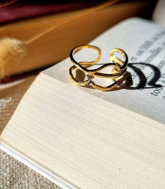 Ring, goldfarben mehrreihig und verstellbar, mit zwei Strasssteinen – Edelstahl