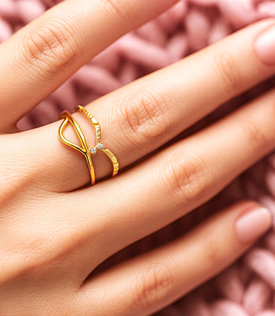 Ring, goldfarben mehrreihig und verstellbar, mit zwei Strasssteinen – Edelstahl