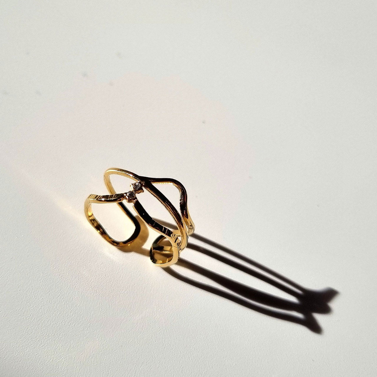 Ring, goldfarben mehrreihig und verstellbar, mit zwei Strasssteinen – Edelstahl