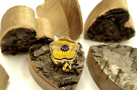 Ring, goldfarben mit Tigerauge-Blüte & Strassstein – Edelstahl, größenverstellbar