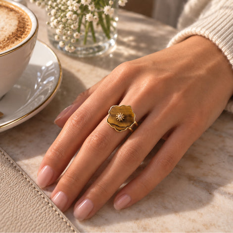 Ring, goldfarben mit Tigerauge-Blüte & Strassstein – Edelstahl, größenverstellbar