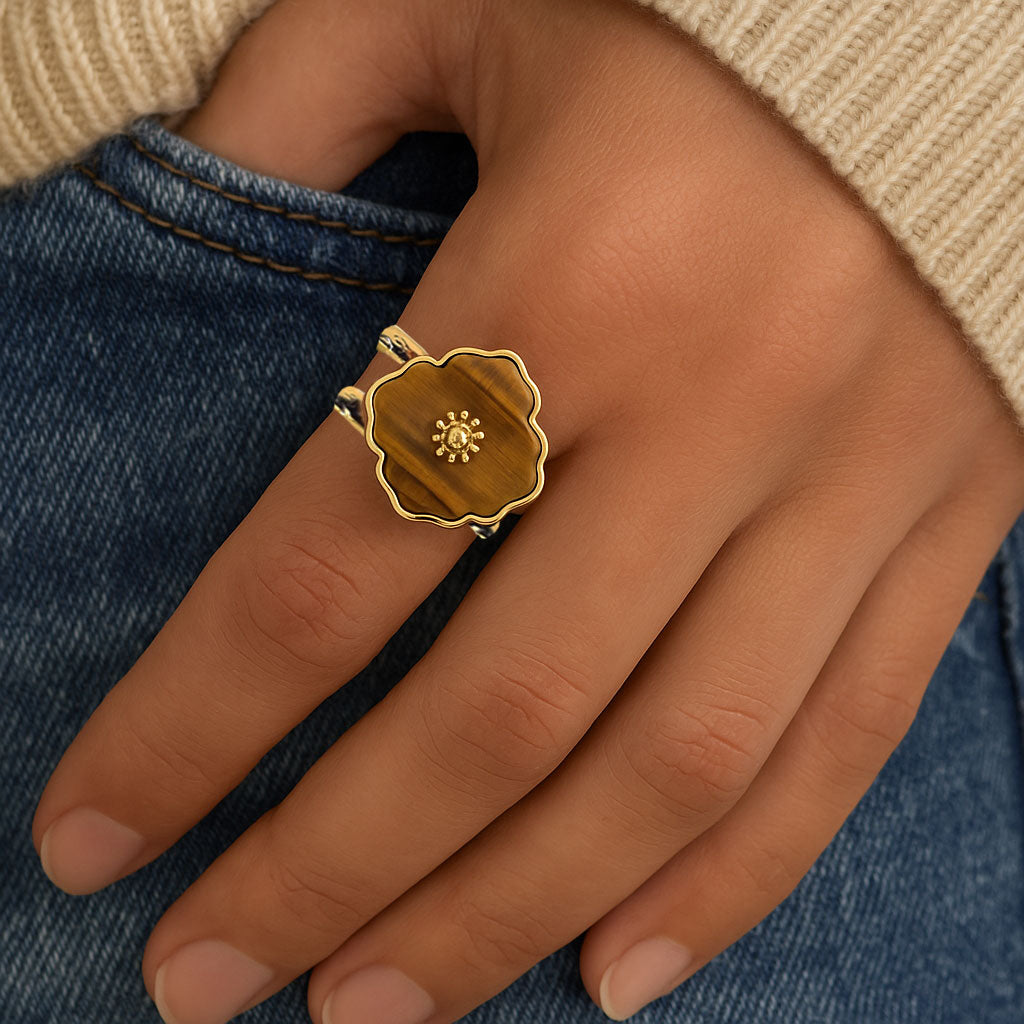 Ring, goldfarben mit Tigerauge-Blüte & Strassstein – Edelstahl, größenverstellbar