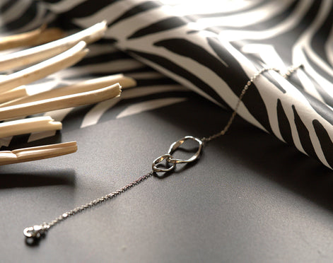 Bracelet de couleur argent – avec anneaux entrelacés