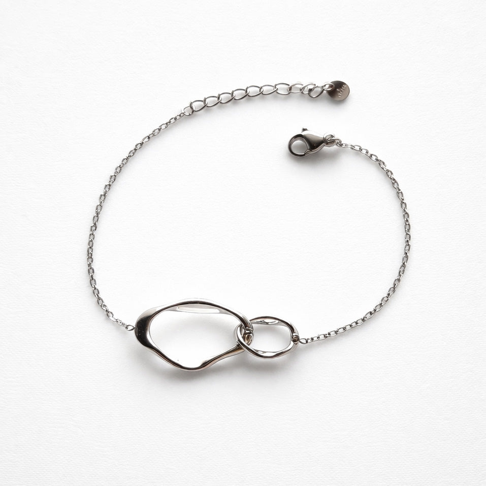 Bracelet de couleur argent – avec anneaux entrelacés