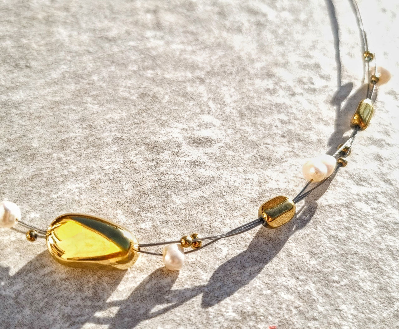 Halskette mit Perlen & goldenen Elementen