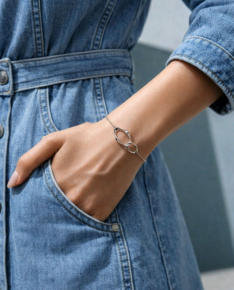 Bracelet de couleur argent – avec anneaux entrelacés