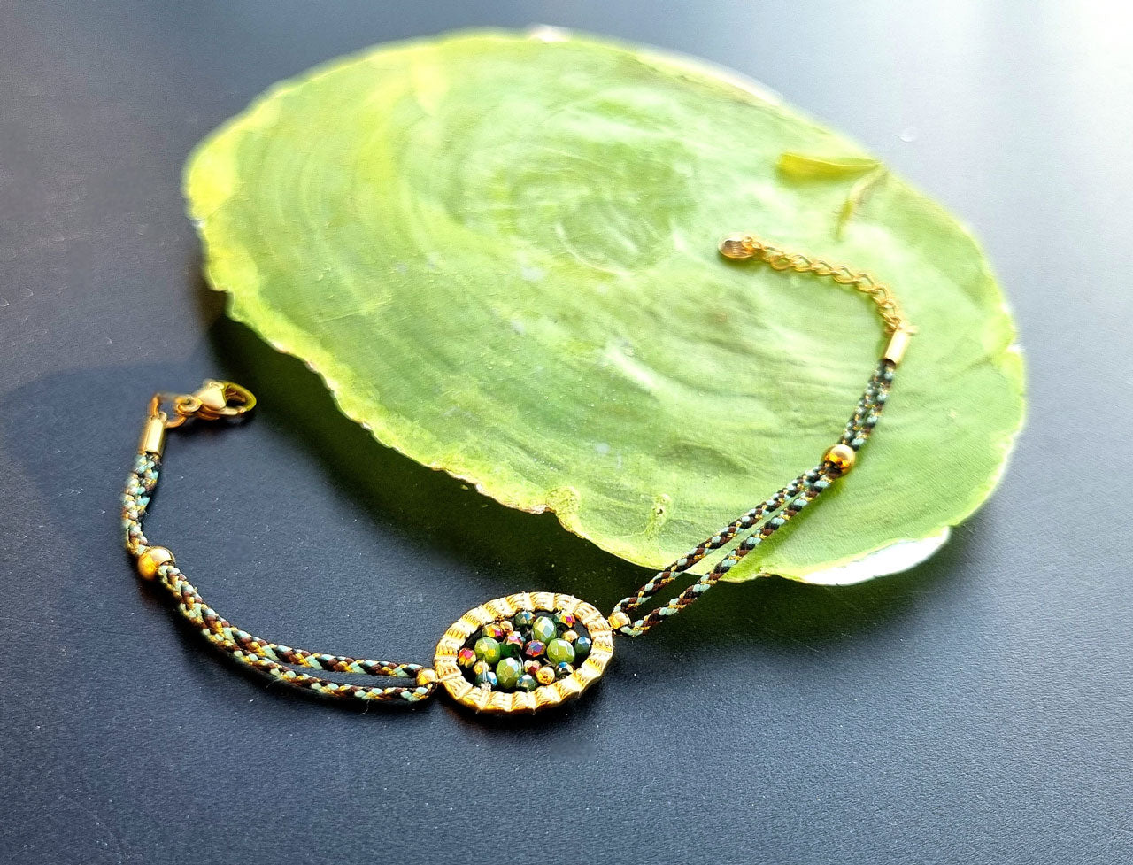 Kordelarmband Grün-Gold mit Glasperlen & ovalem Element