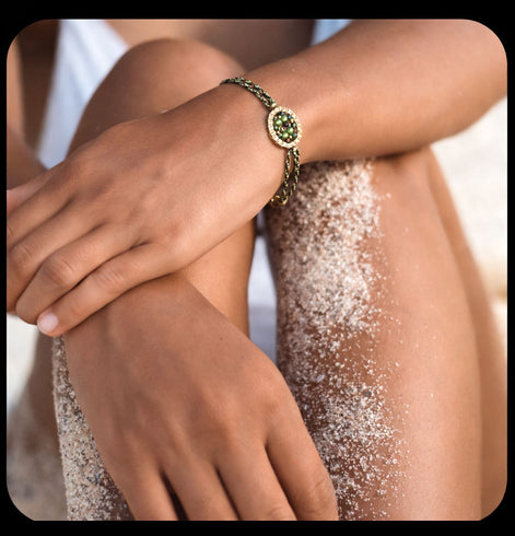 Kordelarmband Grün-Gold mit Glasperlen & ovalem Element