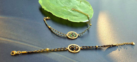 Bracelet cordon avec perles en verre et élément ovale – noir et doré