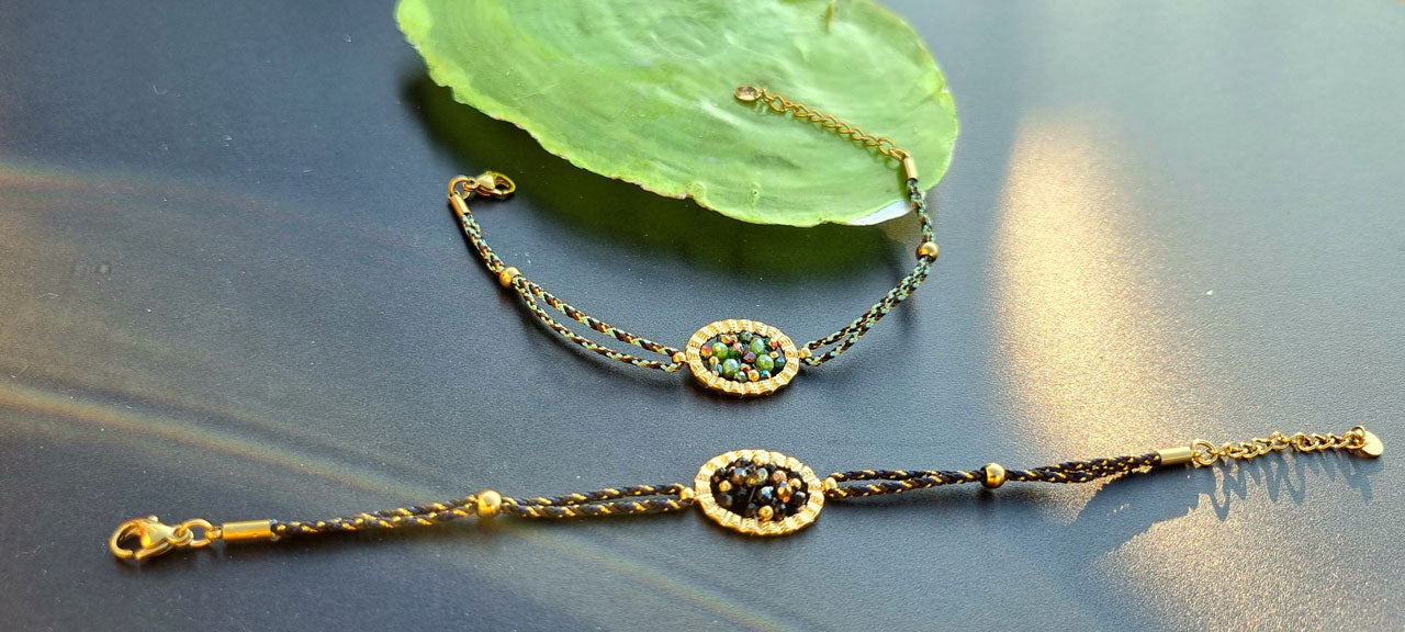 Bracelet cordon avec perles en verre et élément ovale – noir et doré