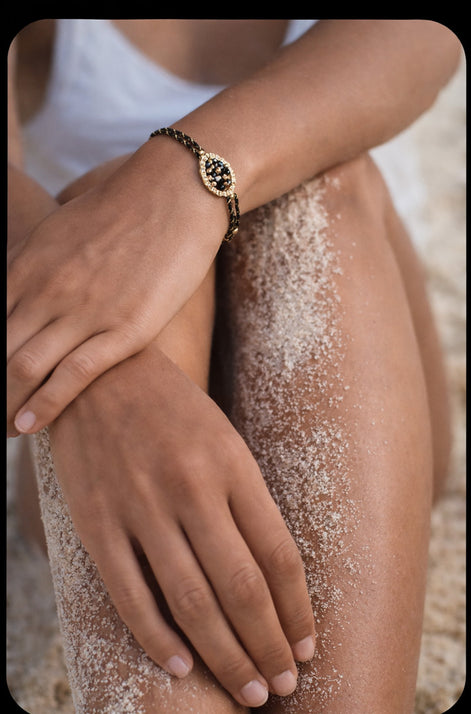 Bracelet cordon avec perles en verre et élément ovale – noir et doré