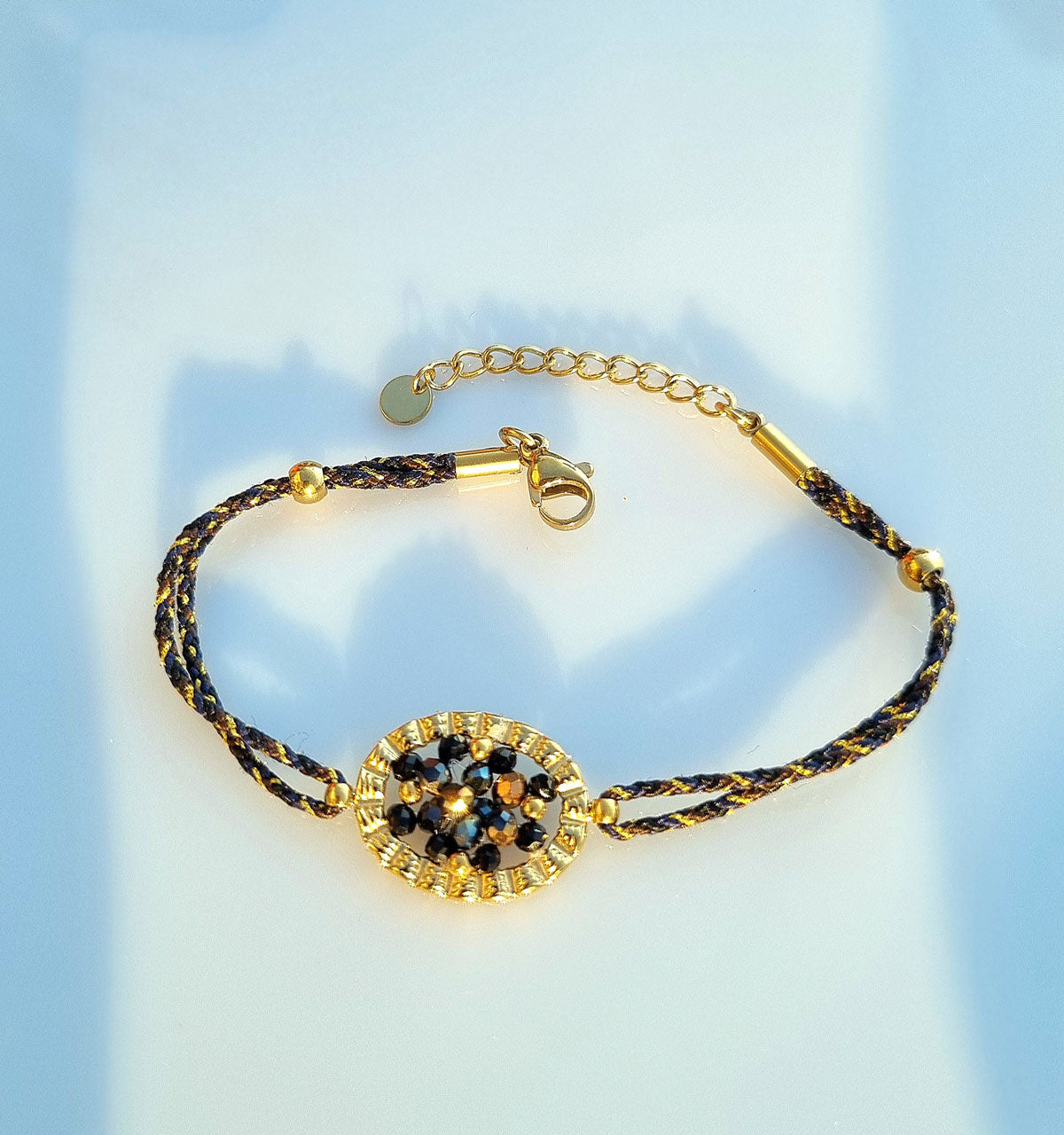 Bracelet cordon avec perles en verre et élément ovale – noir et doré