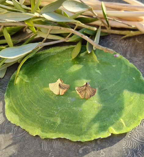 Ginkgo Ohrringe goldfarben – Filigrane Ohrstecker aus Edelstahl