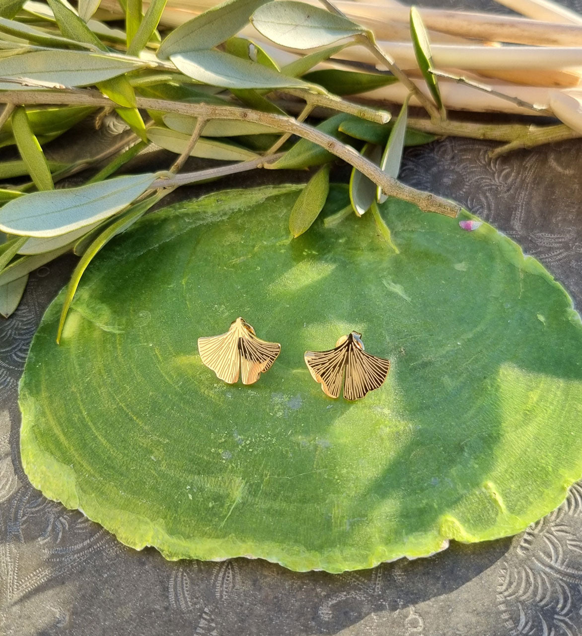 Ginkgo Ohrringe goldfarben – Filigrane Ohrstecker aus Edelstahl
