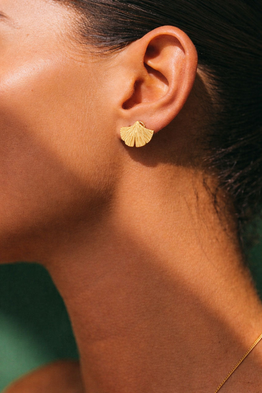 Ginkgo Ohrringe goldfarben – Filigrane Ohrstecker aus Edelstahl